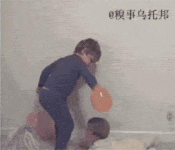 Áp dụng ngay bài học về tĩnh điện, cậu bé đã thành công trong việc biến đầu của em trai thành công cụ giúp dính những quả bóng bay vào tường. (Nguồn Scoopwhoop)