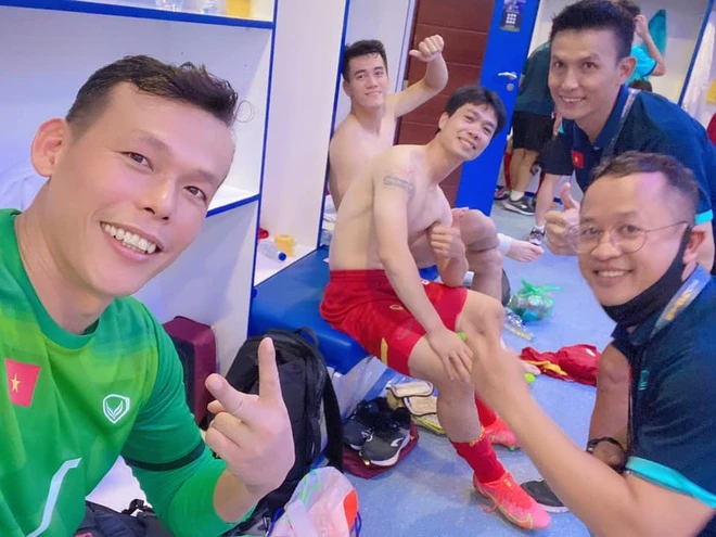 Tấn Trường livestream, Đình Trọng khoe được tặng đồ ăn khi cách ly