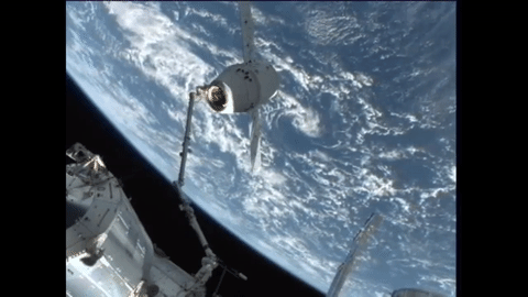 Ngày 25/5/2012, cánh tay rô bốt SpaceX Dragon hoạt động như một thiết bị thương mại đầu tiên cập cảng trạm không gian quốc tế ISS.