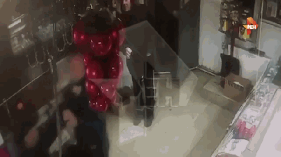 Co tinh le me cho thu ngan, nguoi dan ong gap dieu rung ron...-Hinh-2