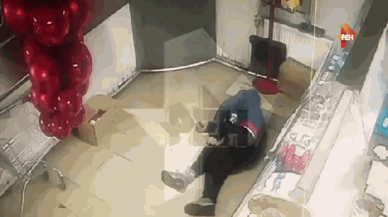 Co tinh le me cho thu ngan, nguoi dan ong gap dieu rung ron...-Hinh-3