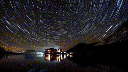 Dưới bàn tay xử lý kỹ thuật của nhiếp ảnh gia, bầu trời đẹp ảo diệu trong trận mưa sao băng.