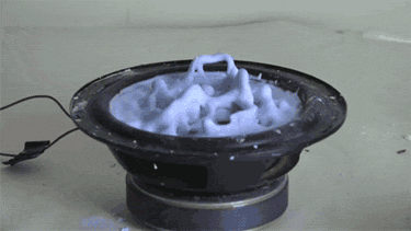 Cảnh tượng khoa học kinh dị này được tạo thành từ nước, bột ngô và một chiếc loa đang hoạt động. (Nguồn Buzzfeed)