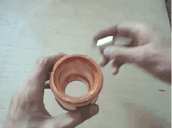 Ảo thuật chuyển động chậm của nam châm nhờ sự cân bằng từ trường khi được thả rơi qua một lõi kim loại. (Nguồn Buzzfeed)