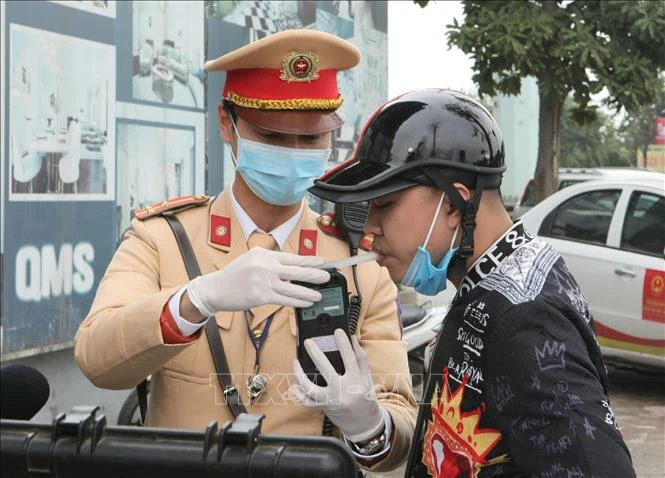 Giữa mùa dịch virus corona, CSGT đo nồng độ cồn chuẩn - an toàn thế nào?