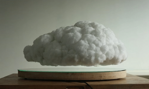 Thực tế, "Cơn bão âm nhạc lơ lửng" là chiếc loa bluetooth được "biến hình" thành một đám mây trôi nổi. (Nguồn Bored Panda)