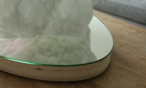 Hợp tác với các chuyên gia sáng tạo của Crealev, Richard Clarkson đã cho ra đời chiếc loa "Cơn bão âm nhạc lơ lửng" một cách đầy cảm hứng. (Nguồn Bored Panda)