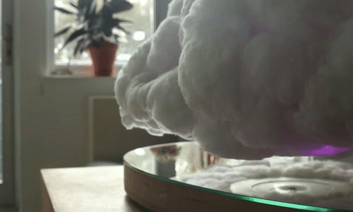 "Cơn bão âm nhạc lơ lửng" được làm bằng sợi polyester trắng và hoàn toàn thủ công, mỗi một đám mây lại có hình thù khác nhau, không cùng khuôn mẫu. (Nguồn Bored Panda)