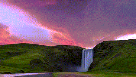 Cảnh sắc tuyệt đẹp khi những đám mây hồng trôi lững lờ trên bầu trời Iceland.