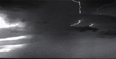 Ảnh động khoa học cho thấy cận cảnh đường đi ngang dọc của tia sét trên bầu trời đêm.