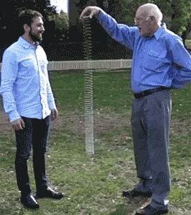 Slinky là món đồ chơi được yêu thích trên toàn thế giới, do kỹ sư hải quân Richard James đã phát minh ra. Làm từ cuộn dây dài 25,6m, uốn thành nhiều vòng tròn với đường kính 7,62cm, món đồ chơi này có khả năng đi bộ xuống cầu thang do độ đàn hồi và nảy của nó rất tốt. Tuy vậy khi được thả rơi, bất chấp tác động của trọng lực, đầu dưới của Slinky giữ nguyên vị trí cho đến khi trở về hình dáng ban đầu trước khi chạm đất. (Theo Emgn)