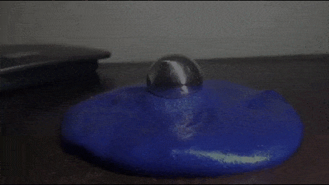 Nếu bạn biết đến "Đất sét biết suy nghĩ" Thinking Putty hay còn gọi là Silly Putty, bạn sẽ dễ dàng hình dung về khối vật chất này hơn. Được làm từ silicone - polime, Silly Putty có khả năng đàn hồi, nảy và luôn giữ được hình dạng, đã từng là món đồ chơi đắt hàng nhất thế kỷ 20. Để tăng thêm sự thú vị, người ta thêm vào vật chất này một loại oxit sắt, khiến cho khối vật chất có thể chuyển động cực dị như trong bức ảnh động khoa học kỳ thú này. (Theo Emgn)