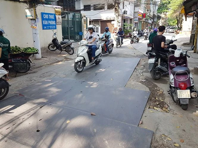 Ảnh: Sau vỉa hè, lòng đường Thủ đô tiếp tục bị "băm nát"