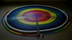 Vụ nổ sắc màu thú vị trong trò Domino.