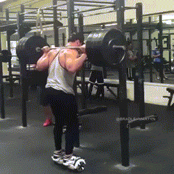 Màn nâng tạ mạo hiểm của một người yêu thể hình. Chỉ cần không ổn định được thân thể, người đàn ông này sẽ bị trượt chân và phải chịu tổn thương nặng nề.