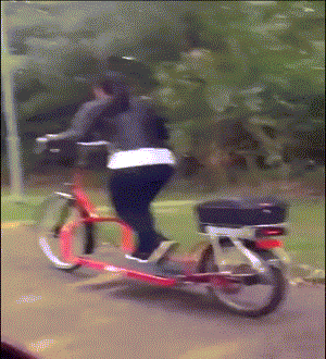 Bạn vẫn có thể đi bộ ngay cả khi đang trên một chiếc xe đạp.