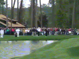 Ảnh động tái hiện lại khoảnh khắc khó tin có thật về cú đánh golf điệu nghệ, vượt qua cả hồ nước lăn vào trong hố khiến nhiều người ngỡ ngàng quên cả vỗ tay.