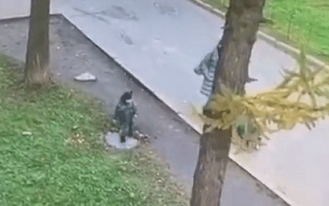 Dang di dao cung me, dua tre bat ngo lot xuong ho ga