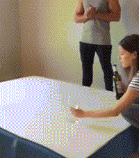 Chiếc nệm siêu ổn định là một phát minh mới rất được hoan nghênh. Sử dụng tấm nệm này bạn sẽ không lo bị quấy nhiễu hay thức ăn, nước uống bị đổ ra giường.