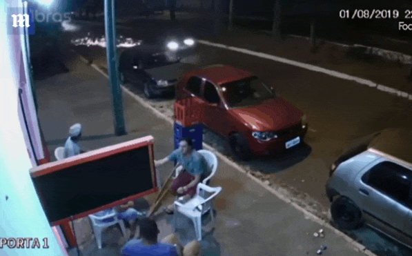 Bi lop o to vang trung, hat bay nguoi khi dang uong bia via he