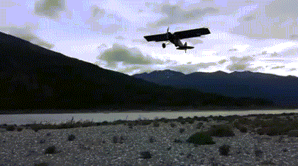 Khoảnh khắc ảnh động ngoạn mục khi máy bay hạ cánh thẳng đứng.