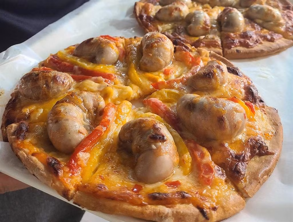 Cực dị món pizza tinh hoàn gà, không phải người nào cũng dám ăn