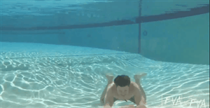 Hình ảnh động ấn tượng cho thấy kính bể bơi quá trong có thể khiến cho những kình ngư kỳ cựu nhất mắc bẫy.