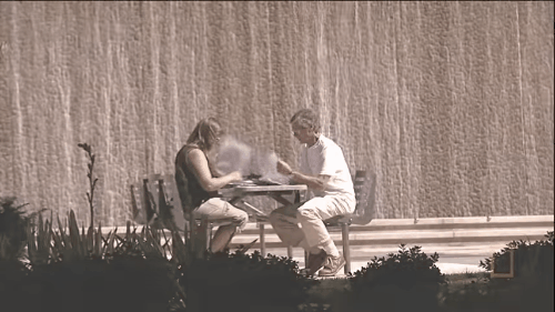 Sau khi con người rời khỏi Trái đất hoàn toàn, trong vòng 1 phút đầu tiên tất cả sẽ trở nên hỗn loạn, không có con người điều khiển, các phương tiện sẽ tự di chuyển và đâm vào nhau, tự phá hủy lẫn nhau. (Nguồn Viral Nova)