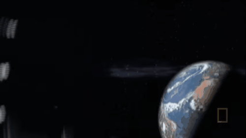 1 năm sau, những vệ tinh nhân tạo của Trái đất do con người phóng lên sẽ giảm quỹ đạo và lao thẳng xuống hành tinh mẹ mà không có bất cứ điều gì ngăn cản. (Nguồn Viral Nova)