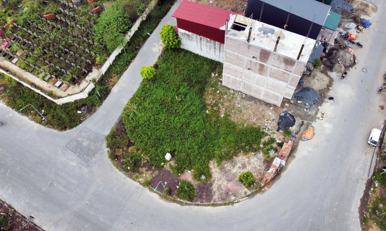 Cận cảnh lô đất ‘view’ nghĩa trang trúng đấu giá 262 triệu đồng/m2 - Hình 4 Can canh lo dat ‘view’ nghia trang trung dau gia 262 trieu dong/m2-Hinh-4