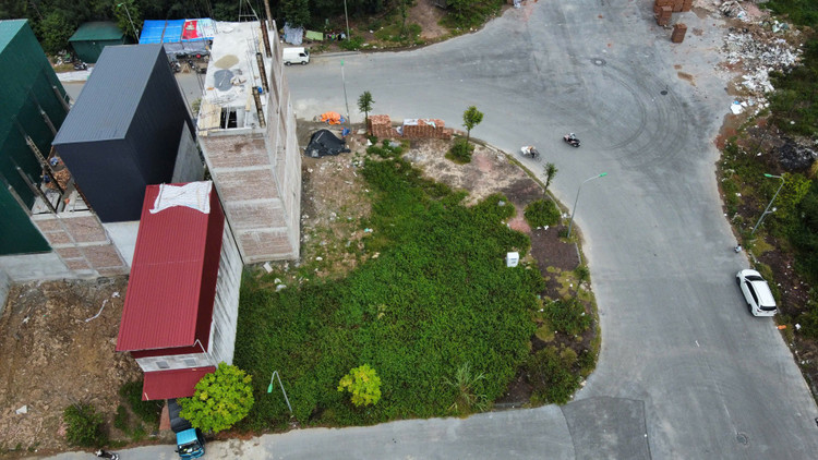 Cận cảnh lô đất ‘view’ nghĩa trang trúng đấu giá 262 triệu đồng/m2 - Hình 2 Can canh lo dat ‘view’ nghia trang trung dau gia 262 trieu dong/m2-Hinh-2