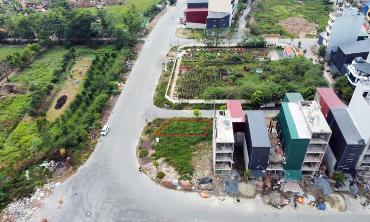 Cận cảnh lô đất ‘view’ nghĩa trang trúng đấu giá 262 triệu đồng/m2 - Hình 3 Can canh lo dat ‘view’ nghia trang trung dau gia 262 trieu dong/m2-Hinh-3
