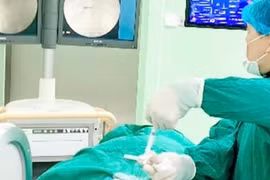 Bơm xi măng sinh học cho cụ bà 98 tuổi bị xẹp đốt sống tránh bị liệt