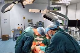 Phẫu thuật 'bắc cầu động mạch khoeo' giữ lại chân cho chàng trai trẻ