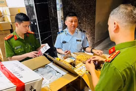 Hà Nội phát hiện 62 thùng kẹo, táo đỏ không rõ nguồn gốc 