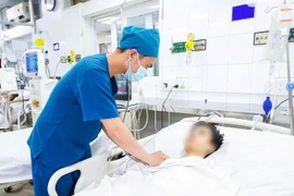 Nam sinh 15 tuổi sốt xuất huyết biến chứng tan huyết do thiếu men G6PD