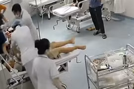 Cứu sống người đàn ông 60 tuổi bị điện giật ngưng tim khi đang sửa mái nhà