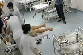 Cứu sống người đàn ông 60 tuổi bị điện giật ngưng tim khi đang sửa mái nhà