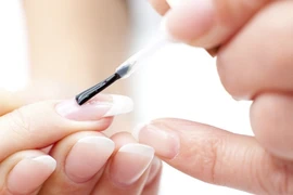 Cảnh báo tác hại tiềm ẩn trong sơn móng tay dạng gel chứa TPO