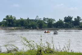 Bé trai ở Thái Nguyên trượt chân rơi xuống sông mất tích