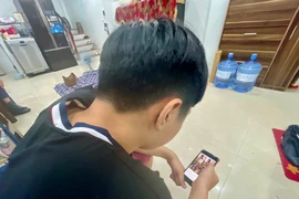 Cúi đầu dùng điện thoại nhiều giờ, chàng trai 19 tuổi suýt liệt nửa người