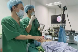 Bé 3 tuổi ở Quảng Trị bị kim chọc tủy kẹt trong đường thở trong lúc làm răng