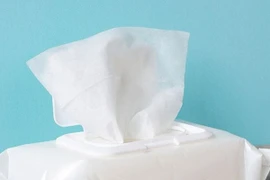 Rủi ro sức khỏe từ khăn giấy ướt giá rẻ