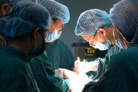 Giúp sản phụ bị nhau cài răng lược vượt cạn thành công 