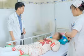 Một phụ nữ 39 tuổi gãy cột sống do thang máy rơi