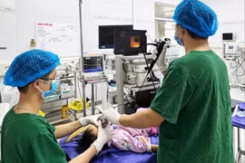 Gắp thành công hạt lạc, xương cá bít đường thở của 2 trẻ