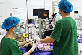 Gắp thành công hạt lạc, xương cá bít đường thở của 2 trẻ