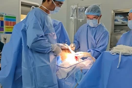 Phẫu thuật thành công khối u buồng trứng khổng lồ hơn 20 kg