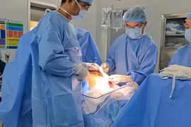 Phẫu thuật thành công khối u buồng trứng khổng lồ hơn 20 kg