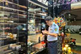 Tạm giữ 383 mỹ phẩm nhập lậu của Công ty Tinna Lê Make Up